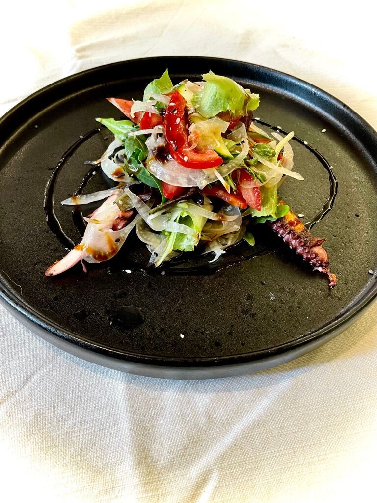 Polpo alla piastra con insalata capricciosa