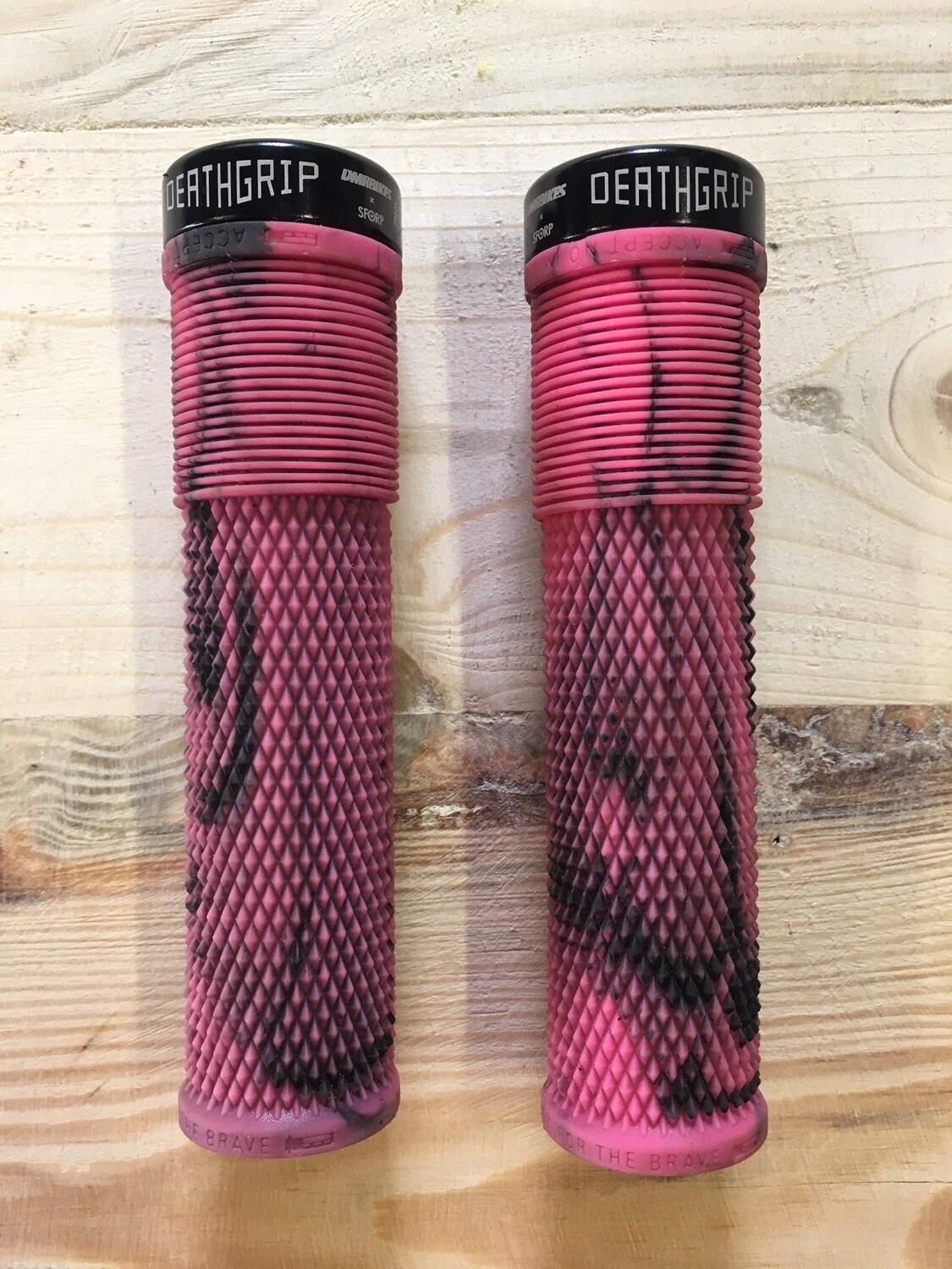 Demo DMR Deathgrip pink grips