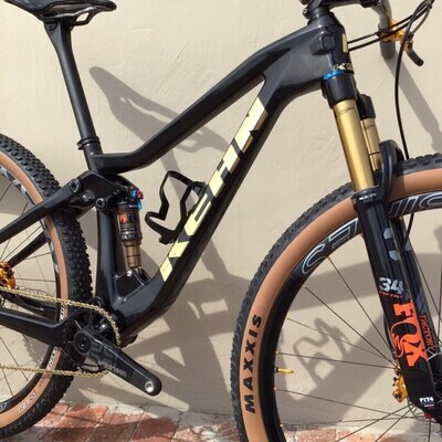 Mariette Van Heerden Custom Carbon 29er (Marathon)