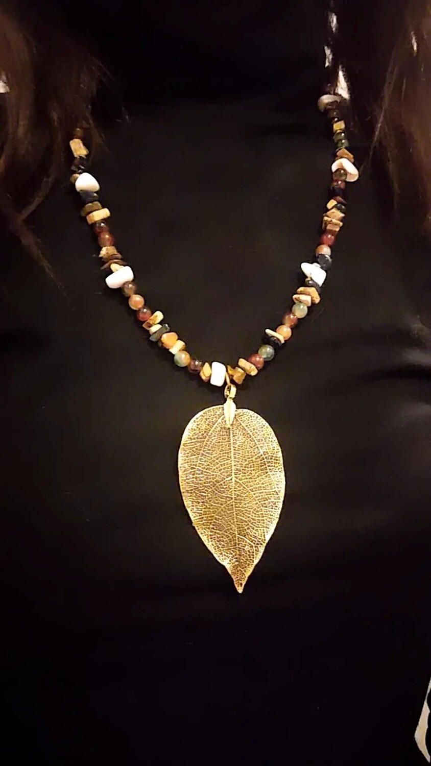 COLGANTE PIEDRAS Y HOJA