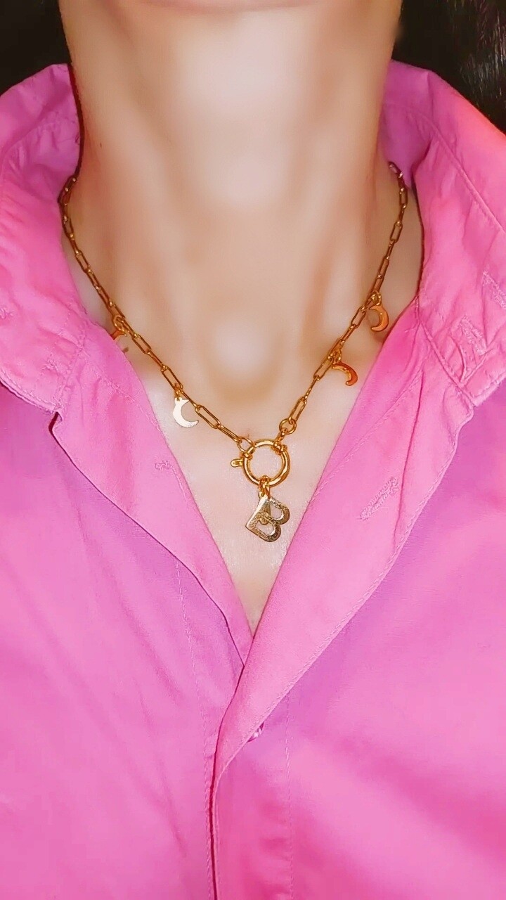 GARGANTILLA CON INICIAL Y LUNAS