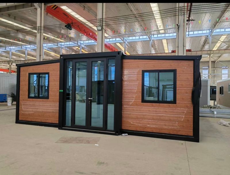 EXP 20FT. 6540w * 5900L * 2540 H ceiling 2.33 m pitched