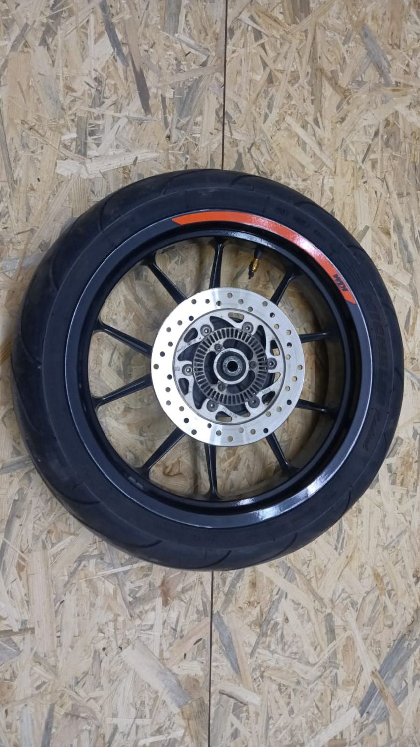 ​Hinterrad inkl Reifen, Bremsscheibe, ABS-Ring und Radlagern 9301000104430