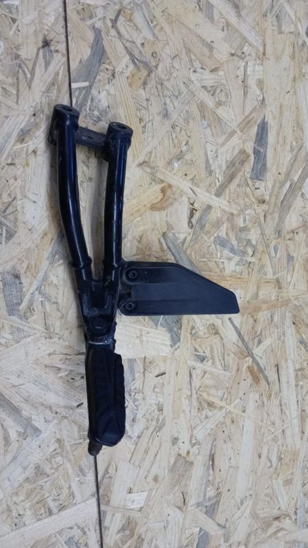 Fußrastenträger Soziusfußraste links  KTM Duke 125 (17-20)