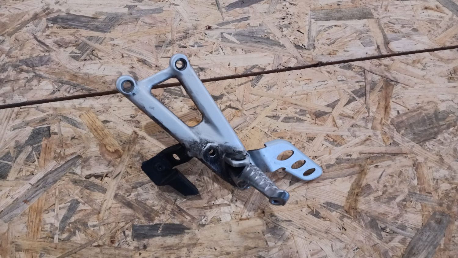 Fußraste und Halter links AP81329586 Aprilia RS 125 , gebraucht