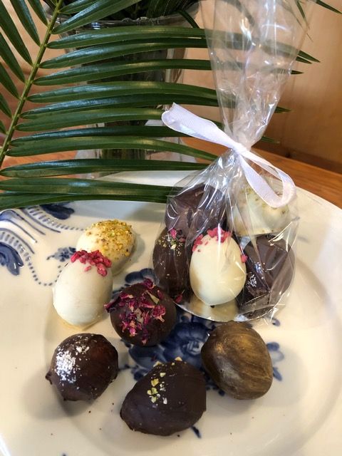 8 Hand-made Marzipan Easter Eggs (8x 12 gr)