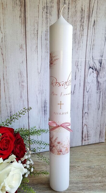 Kommunionkerze Mädchen mit Blumen, Kreuz - Kommunionkerze  Rosalie - Personalisierte Kommunionkerze mit Name und Datum