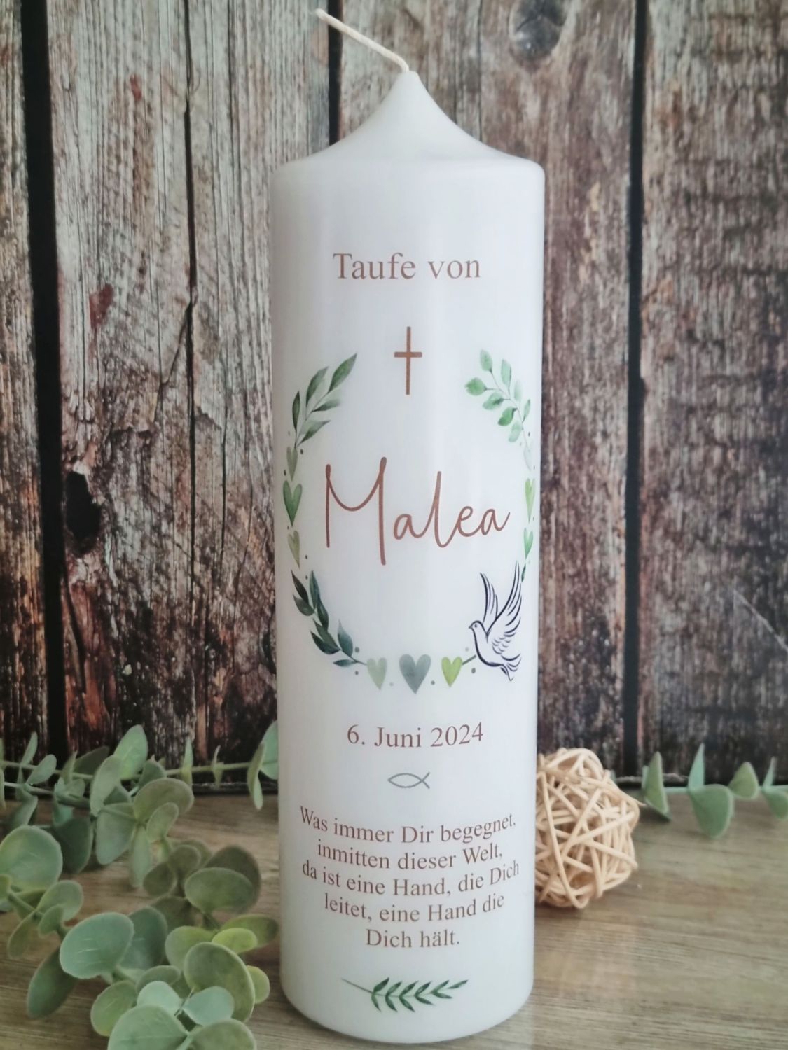 Taufkerze, Kommunionkerze Blättertraum - Malea - Blätter Kranz Kreuz Fisch Taube - personalisiert mit Taufspruch, Namen und Datum