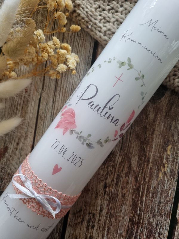 Taufkerze, Kommunionkerze -Paulina- für Mädchen mit Blumenkranz Rosa Kreuz Herz, mit Leitspruch: "Kommt her und esst", Name, Datum