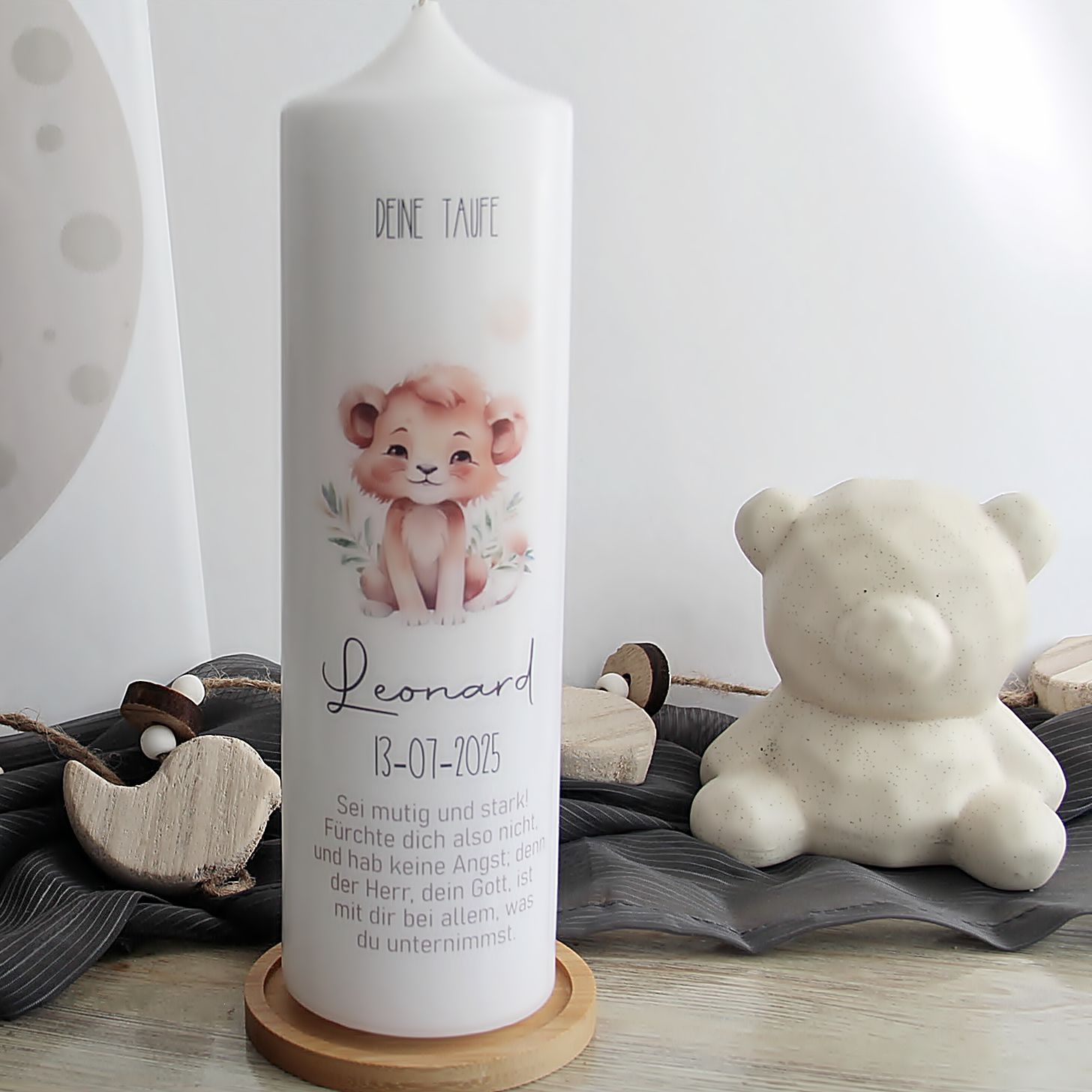 Taufkerze Löwe - Leonard- Personalisierte Taufkerze für Mädchen und Jungen, Naturfarben, mit Name Datum und Spruch