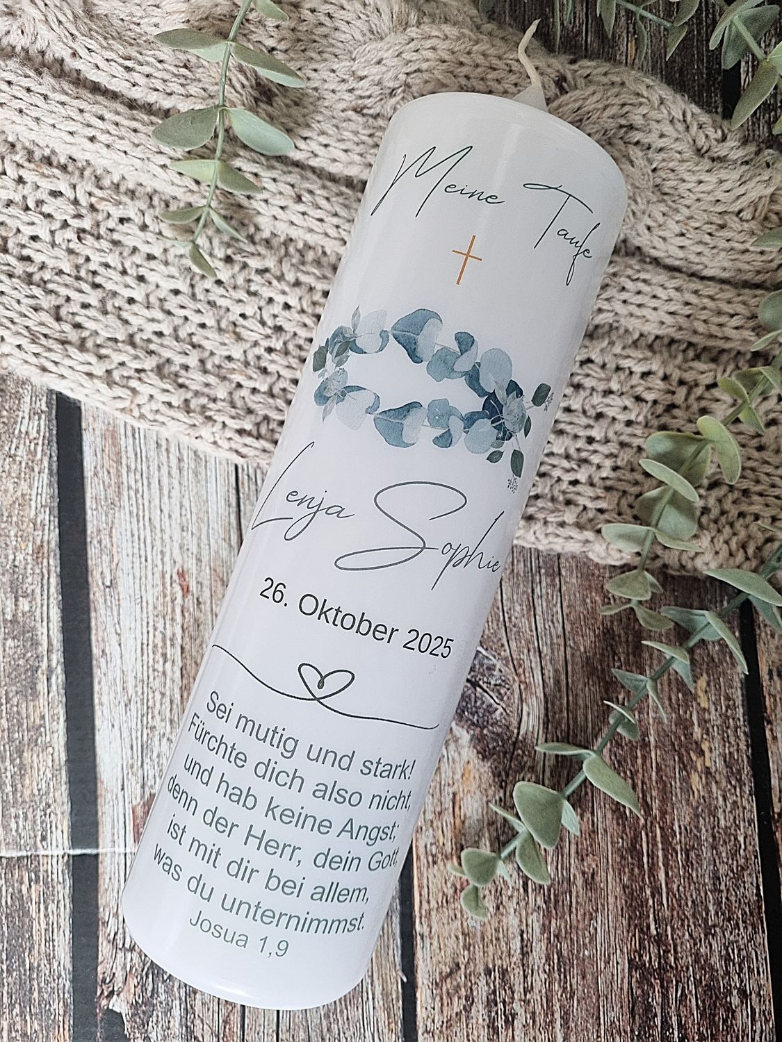 Taufkerze Eukalyptus-Fisch - personalisierte Kerze zur Taufe deines Kindes. Individuell gestaltet mit Name, Datum und Taufspruch Taufkerze Eukalyptus-Fisch - personalisierte Kerze zur Taufe deines Kindes. Individuell gestaltet mit Name, Datum und Taufspruch