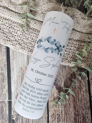 Taufkerze Eukalyptus-Fisch - personalisierte Kerze zur Taufe deines Kindes. Individuell gestaltet mit Name, Datum und Taufspruch Taufkerze Eukalyptus-Fisch - personalisierte Kerze zur Taufe deines Kindes. Individuell gestaltet mit Name, Datum und Taufspruch