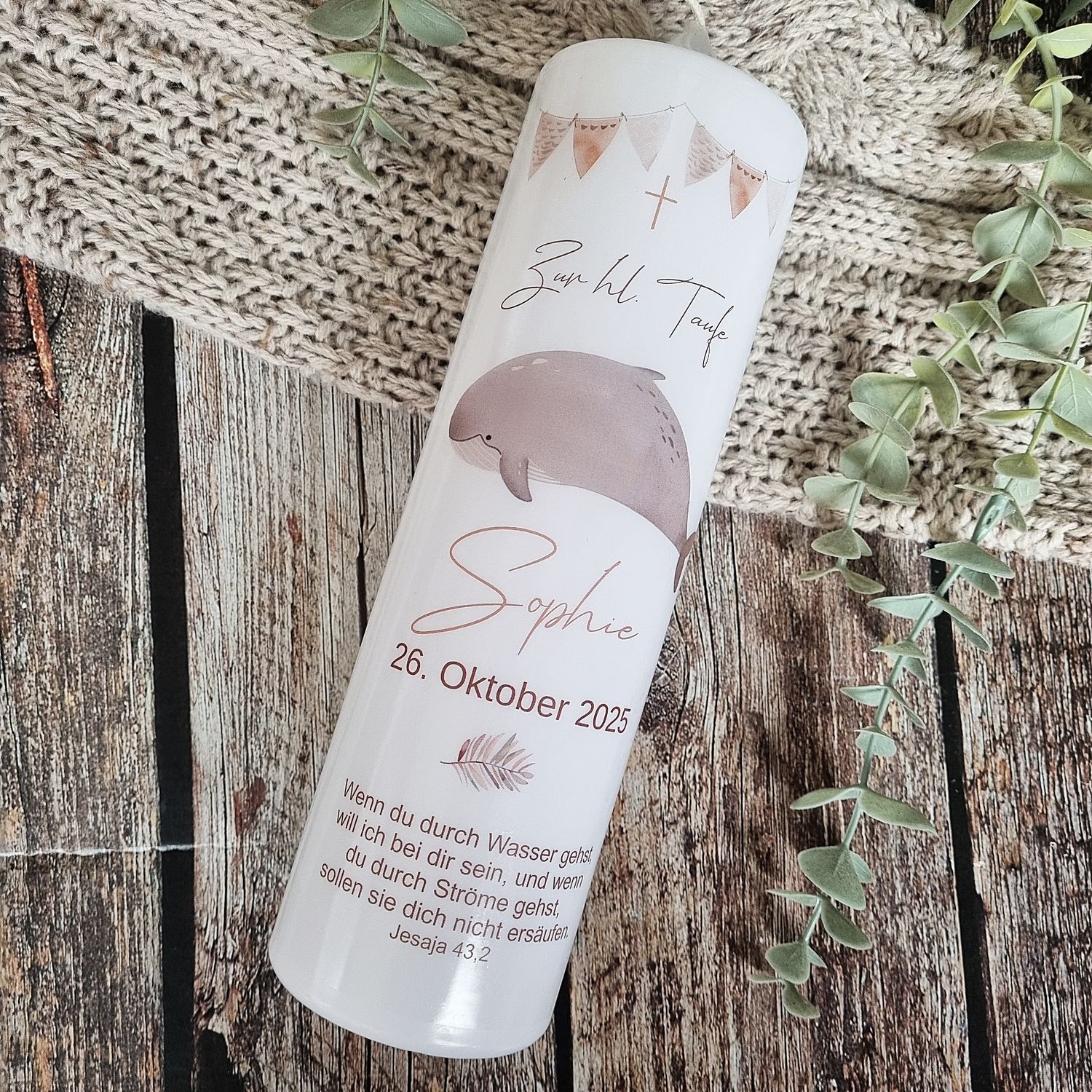 Taufkerze Wal - personalisierte Kerze zur Taufe deines Kindes. Individuell gestaltet mit Name, Datum und Taufspruch Taufkerze Wal - personalisierte Kerze zur Taufe deines Kindes. Individuell gestaltet mit Name, Datum und Taufspruch