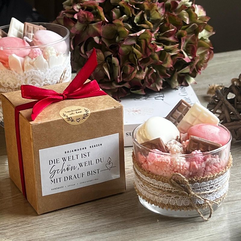 Macaron Dessert Kerze mit Botschaft Macaron Dessert Kerze mit Botschaft "Die Welt ist schön, weil du mit drauf bist" | Kerze mit Spruch, Geschenk Freundin Weihnachten Mutter