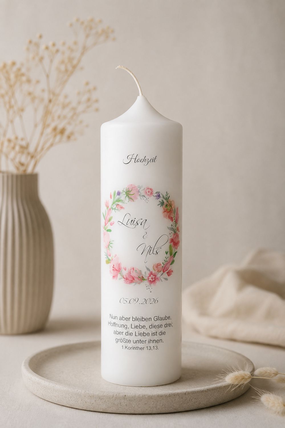 Hochzeitskerze Blumenkranz - personalisiert mit Namen, Datum und Trauspruch Hochzeitskerze Blumenkranz - personalisiert mit Namen, Datum und Trauspruch
