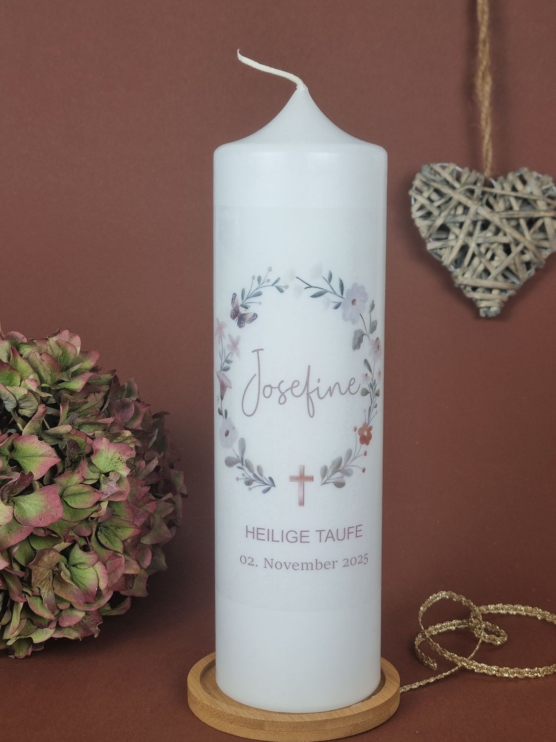 Kommunionkerze & Taufkerze Boho- Wild Blumenkranz – Naturfarben mit Schmetterling & Kreuz