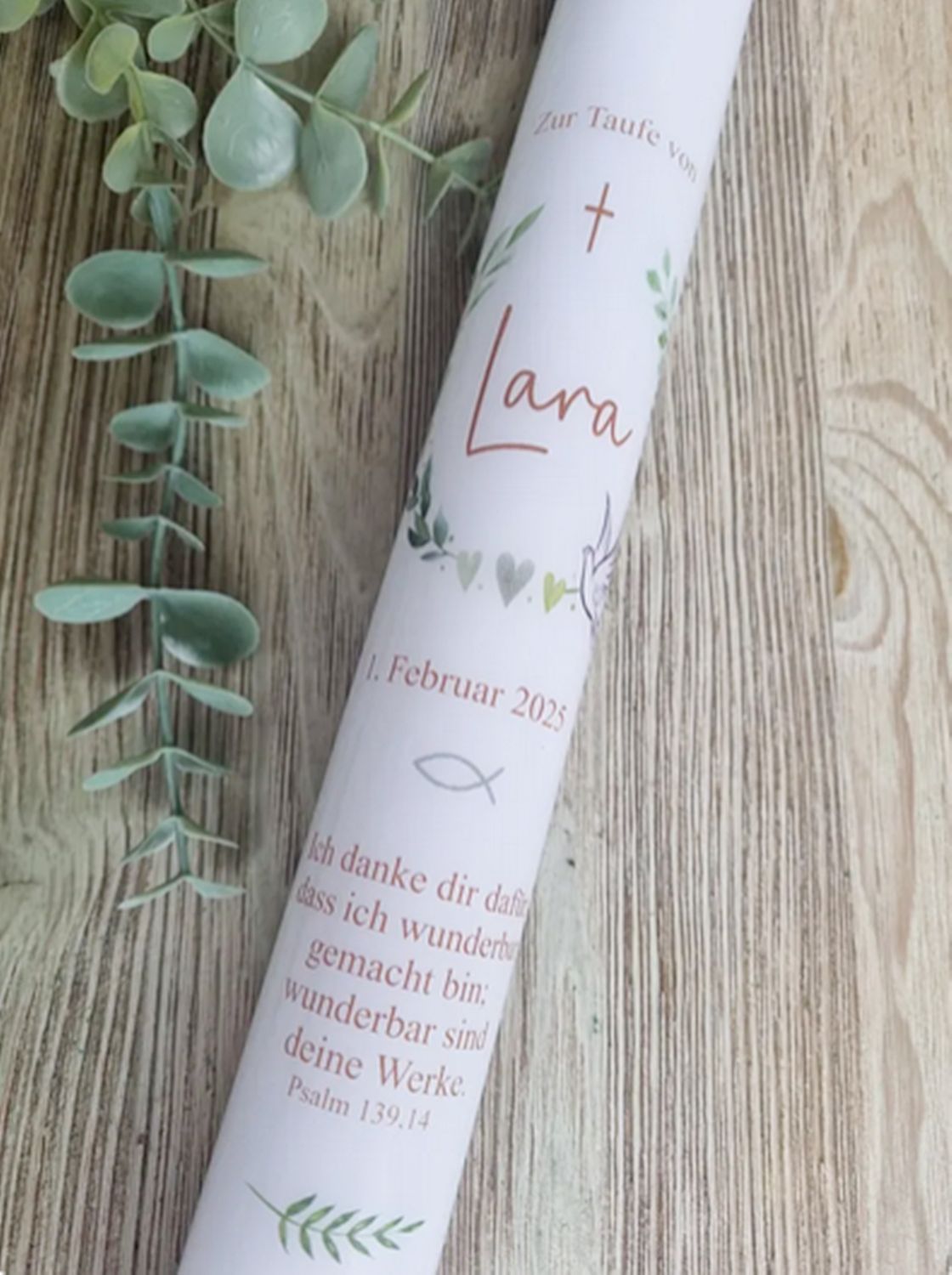 Kommunionkerze Blätterkranz personalisiert – Taufkerze Mädchen & Jungen mit Name, Datum – Kerze zur Kommunion Boho Eukalyptus, Kreuz, Fisch Kommunionkerze Blätterkranz personalisiert – Taufkerze Mädchen & Jungen mit Name, Datum – Kerze zur Kommunion Boho Eukalyptus, Kreuz, Fisch