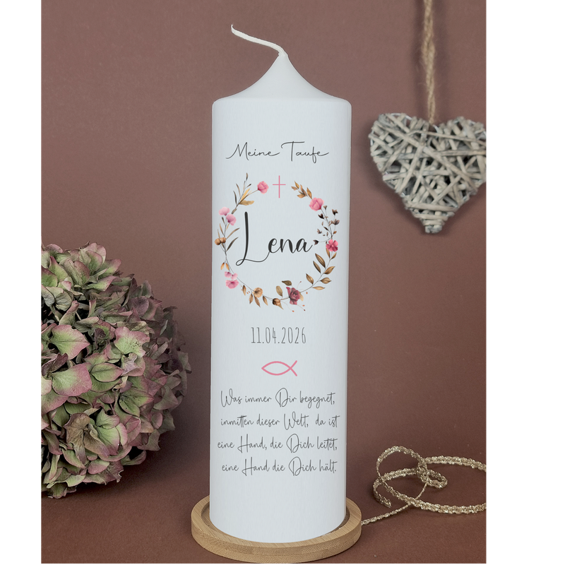 Taufkerze personalisiert Mädchen – Emily Rosa – Boho Blumenkranz mit Kreuz & Fisch – Juteband Schleife – Kerze zur Erstkommunion modern - Kommunionkerze Taufkerze personalisiert Mädchen – Emily Rosa – Boho Blumenkranz mit Kreuz & Fisch – Juteband Schleife – Kerze zur Erstkommunion modern - Kommunionkerze