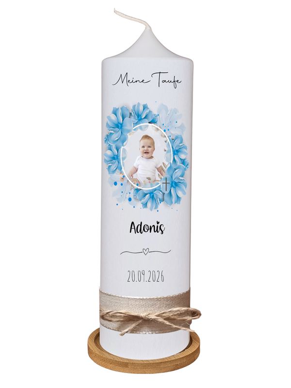 Personalisierte Taufkerze mit Foto – Moderne Fotokerze zur Taufe mit Name & Datum | Handmakecandle Personalisierte Taufkerze mit Foto, Name und Datum im blauen Blumenkranz für Jungen – moderne Fotokerze zur Taufe