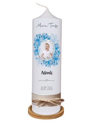 Personalisierte Taufkerze mit Foto – Moderne Fotokerze zur Taufe mit Name & Datum | Handmakecandle Personalisierte Taufkerze mit Foto, Name und Datum im blauen Blumenkranz für Jungen – moderne Fotokerze zur Taufe