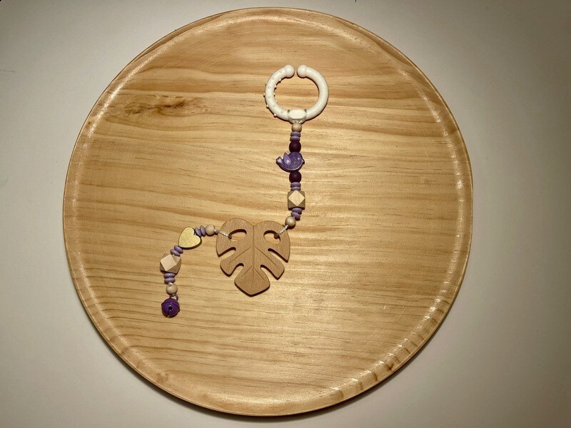 Kinderwagen- und Babyschalenkette Blatt violett/gold
