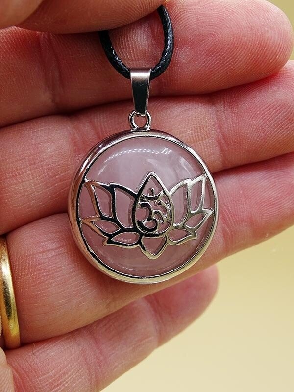 Pendentif Lotus en quartz rose