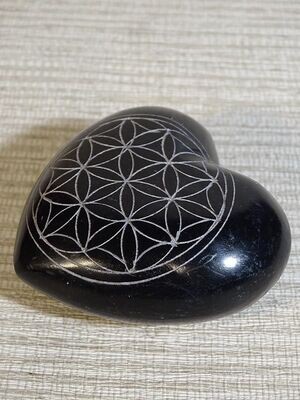 Cœur en pierre noire décor fleur de vie