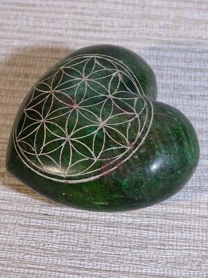 Cœur en pierre verte décor fleur de vie