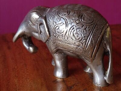 Eléphant en bronze argenté de 9 cm de long
