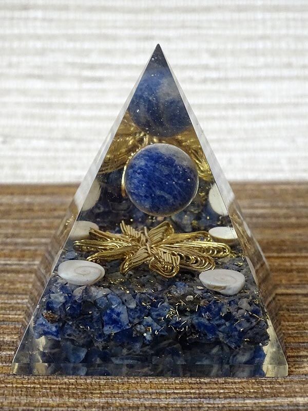 Pyramide d'orgonite de 8,2 cm en lapis lazuli