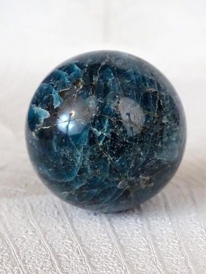 Sphère en  d'Apatite de 5 centimètres de diamètre