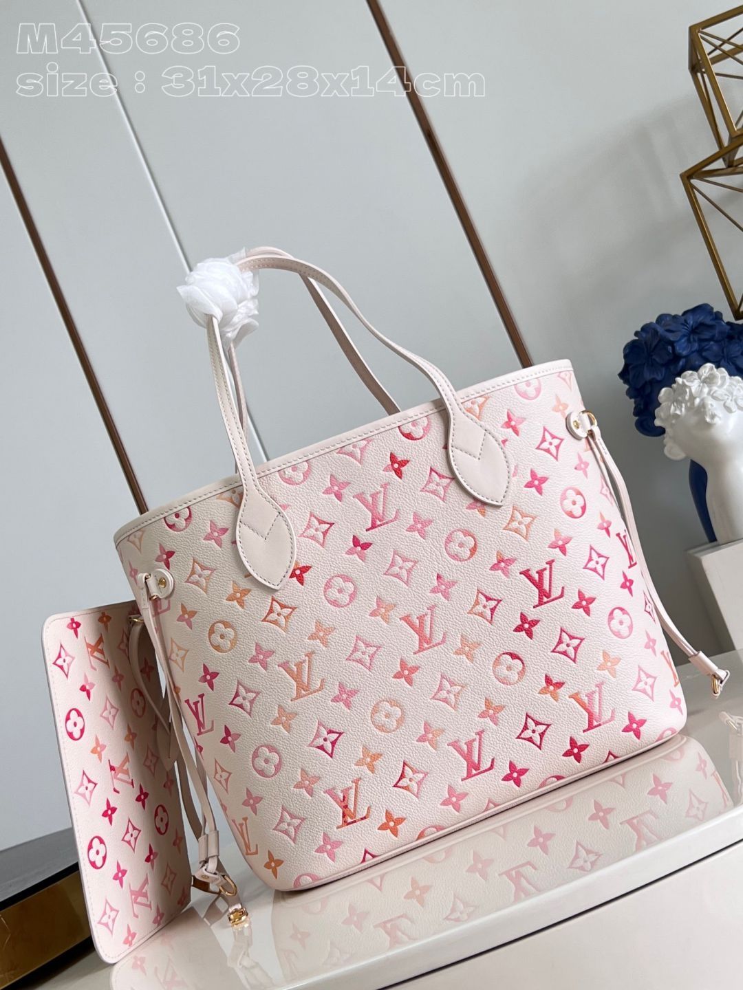 Faux neverfull indiquant bag
