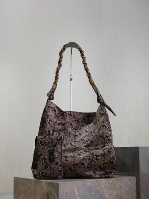 Amalia in Silk Twill