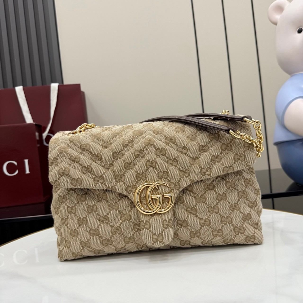 GG Marmont Medium Shoulder Bag