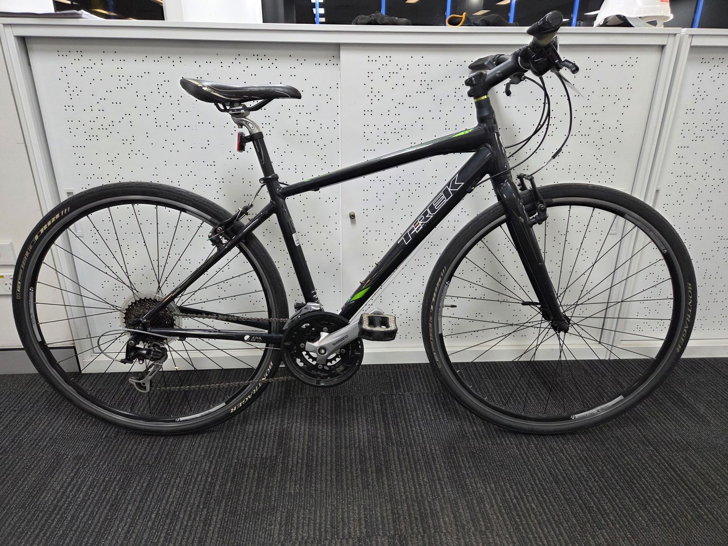 S/M - Hybrid - Trek 7.3