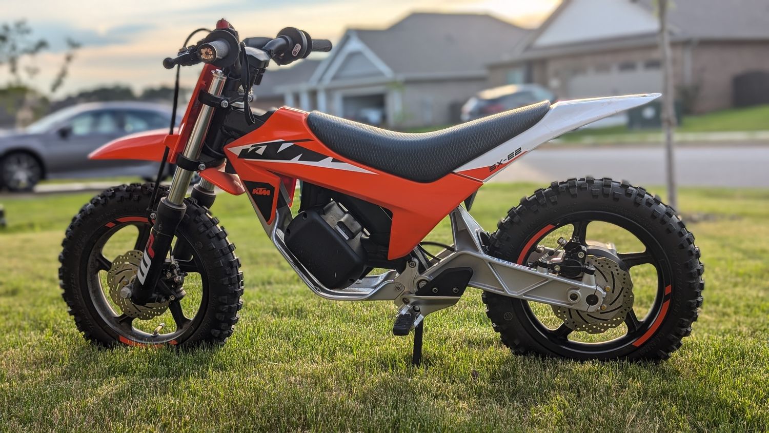 E2 Kickstand