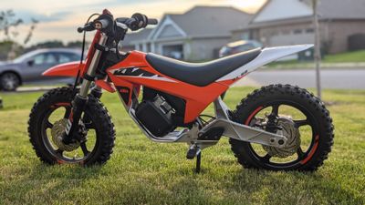 E2 Kickstand