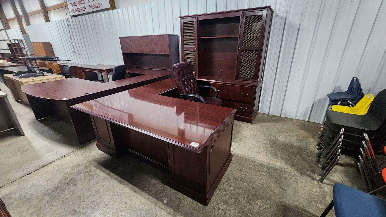 Traditional Right U Desk w/Hutch