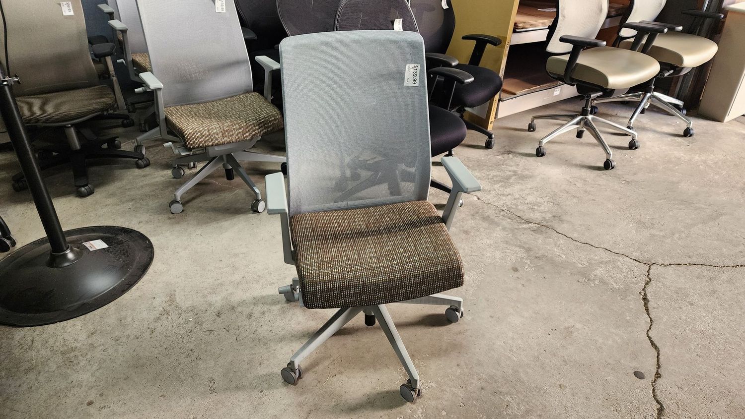 Gray Mesh Back Printed Seat Task Chair w/Arms