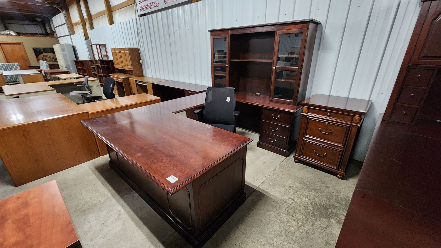 Used Trad. Right U Desk w/Hutch