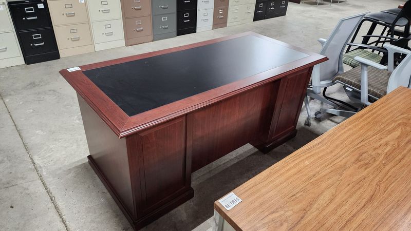 Used Trad. Mahogany w/ Black Inlay Double Ped Desk