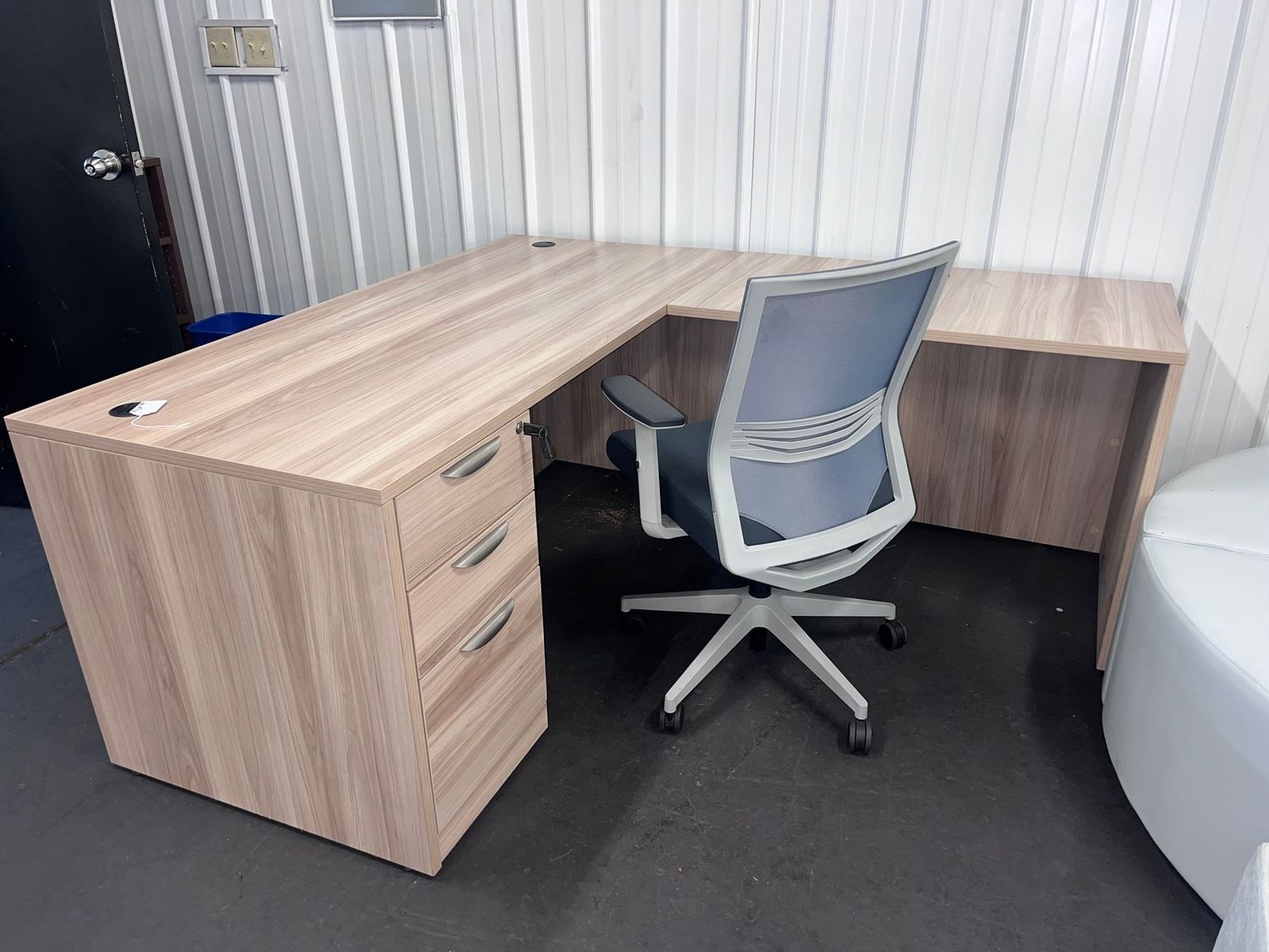 66X78 Single Ped L Desk *American Elm