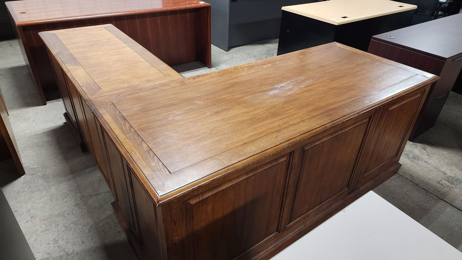 Traditional Right L Desk