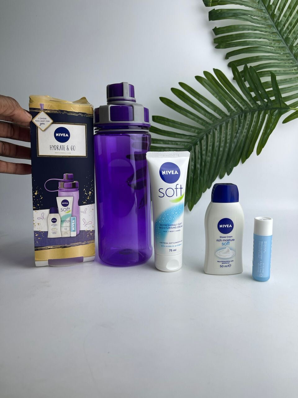 NIVEA GIFT SET(Moisturizer,Shower Cream,Lip Balm,Flask)