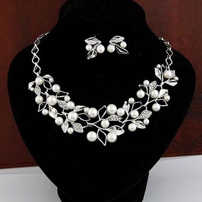 Detailed Pearl Necklace Set