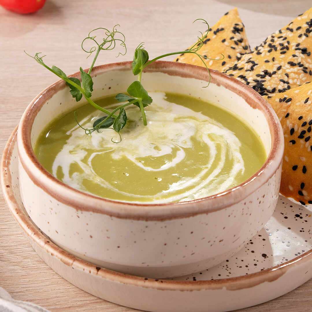 Нежный крем-суп из зелёного горошка с кунжутными
крекерами