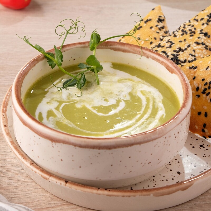 Нежный крем-суп из зелёного горошка с кунжутными
крекерами