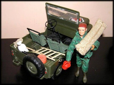 Madelman MDE. 
Coche jeep militar con lote de accesorios 
y soldado conductor de regalo.