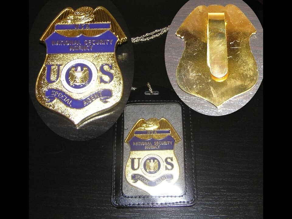 Placa NSA 
(National Security Agency) 
Con portaplaca y enganche para cinturón. 
(Réplica para coleccionistas)