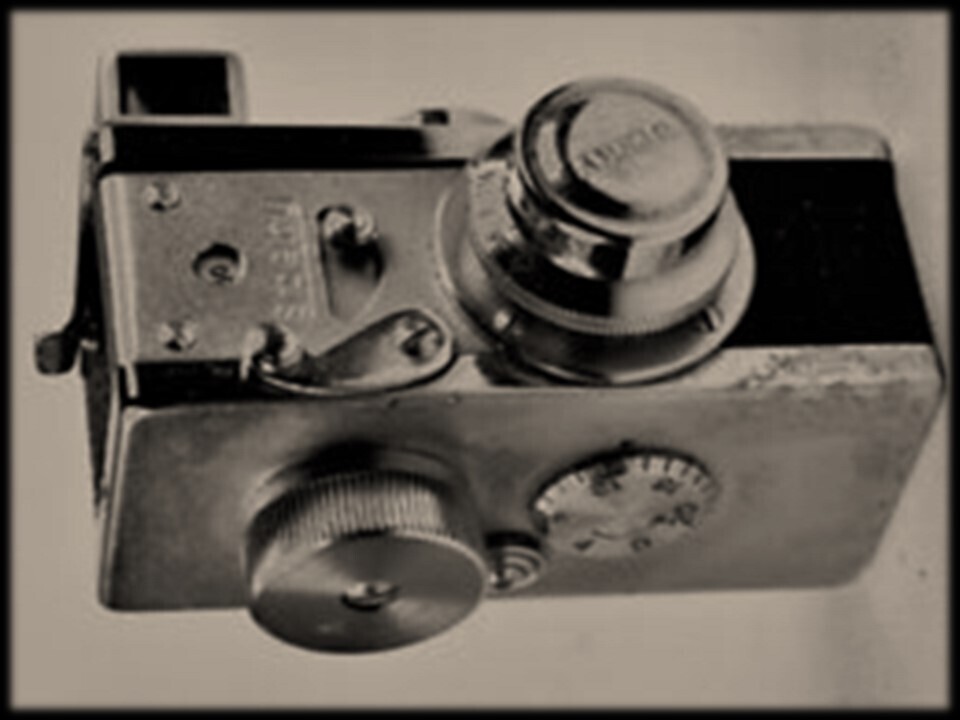 Cámara espía STEKYIII. Fue la primera micro cámara japonesa en utilizar con éxito película de 16mm.